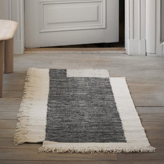Tapis à motif géométrique Counter Ferm Living The Cool Republic dans un intérieur décoré