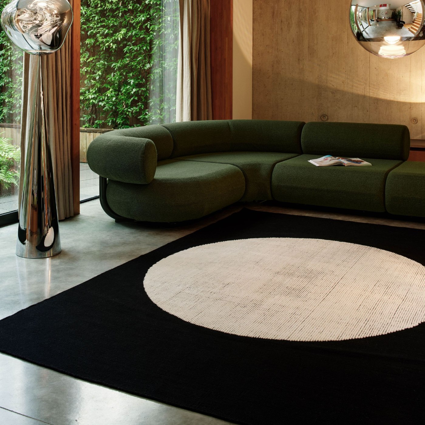 Disc, le tapis rond noir et blanc signé Tom Dixon