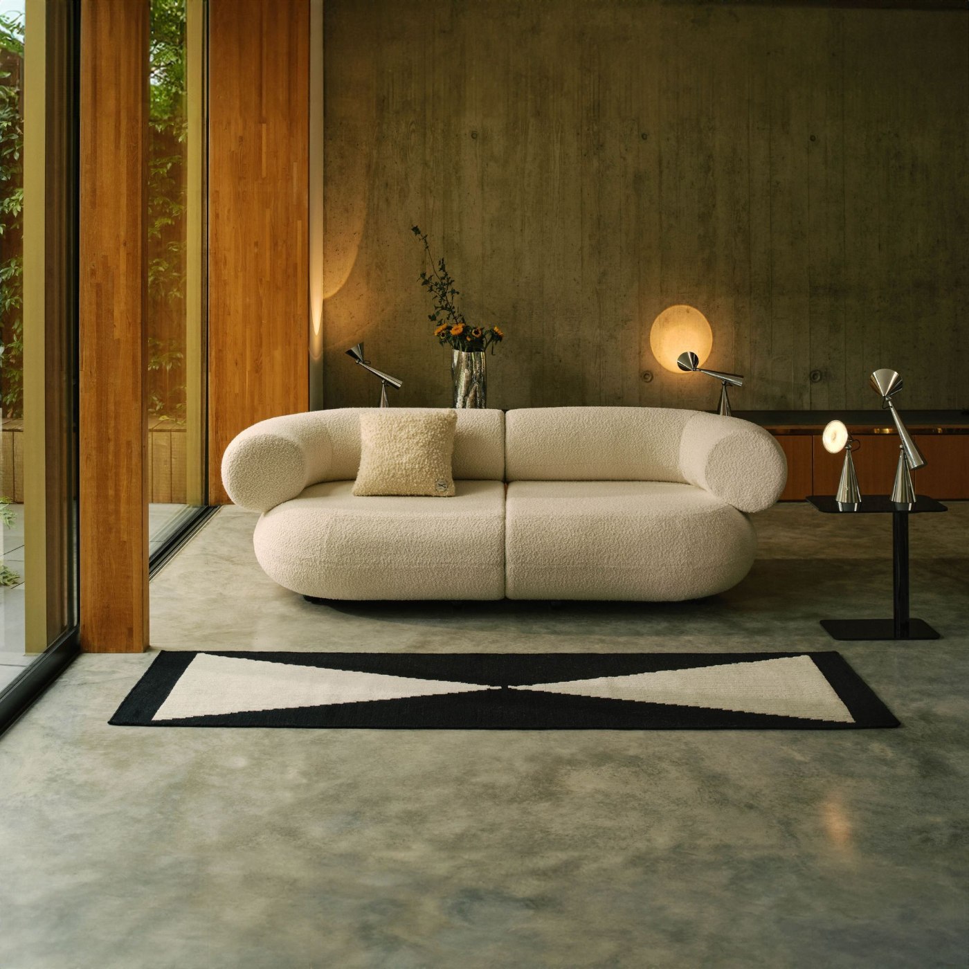 Wedge, le tapis graphique noir et blanc Tom Dixon en couloir