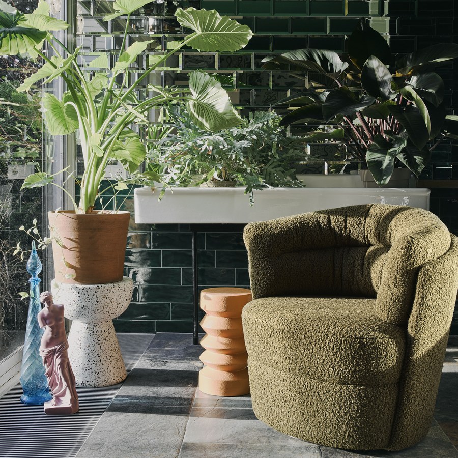 Table d'appoint en béton effet terrazzo en situation