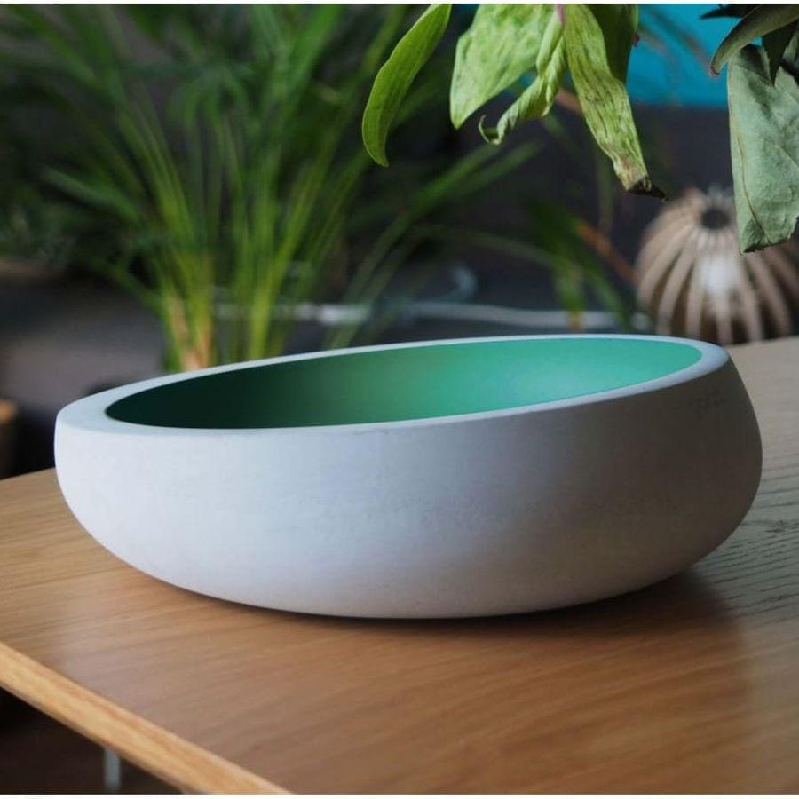 Vide-poche en béton BRUT Beryl Green, intérieur vert émeraude, posé sur une table
