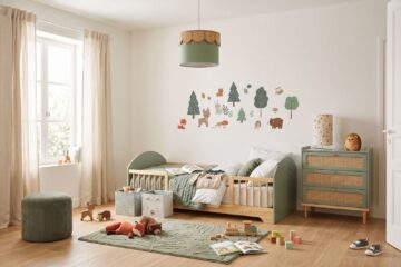 Chambre de garçon thème forêt vert sauge avec stickers forêt, lit arc-en-ciel, suspension verte et jouets au sol
