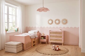 Chambre de petite fille rose poudré décorée : lit, commode, chevet, tapis et luminaires assortis