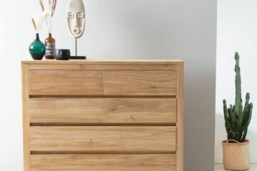 Commode Aldo Berah Getah en teck massif en situation dans une chambre claire