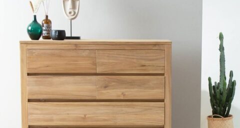 Commode Aldo Berah Getah en teck massif en situation dans une chambre claire