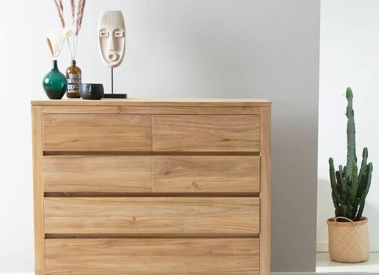 Commode Aldo Berah Getah en teck massif en situation dans une chambre claire