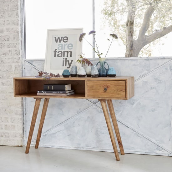 Console d'entrée Oscar en bois massif dans un loft lumineux