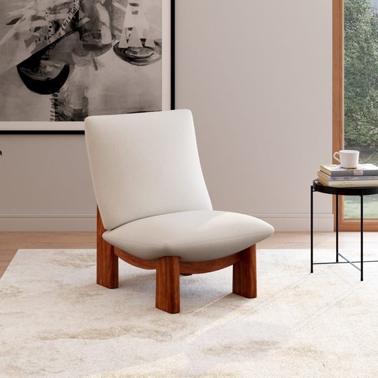Fauteuil scandinave beige et bois Maisons du Monde sur un tapis clair