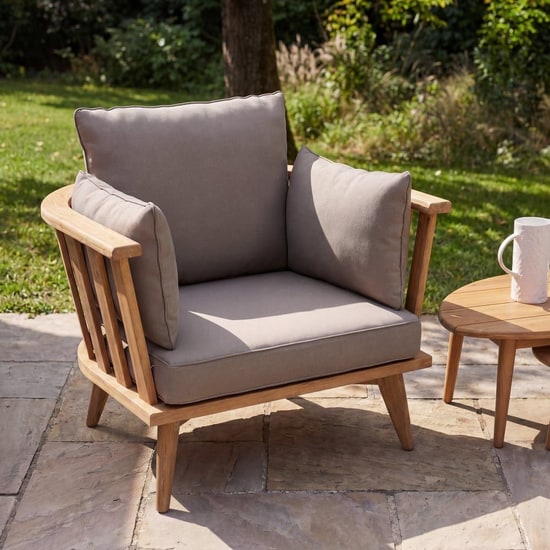 Fauteuil de jardin en acacia Maisons du Monde sur une terrasse