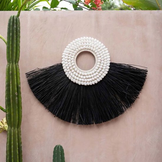 Juju hat eventail ALANG ALANG en herbe noire et coquillages sur un mur rose