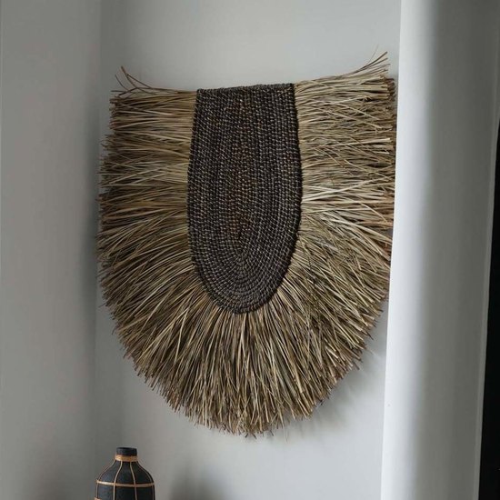 Grand juju hat NAHLA en herbe beige accroche au dessus d une console dans une entree claire