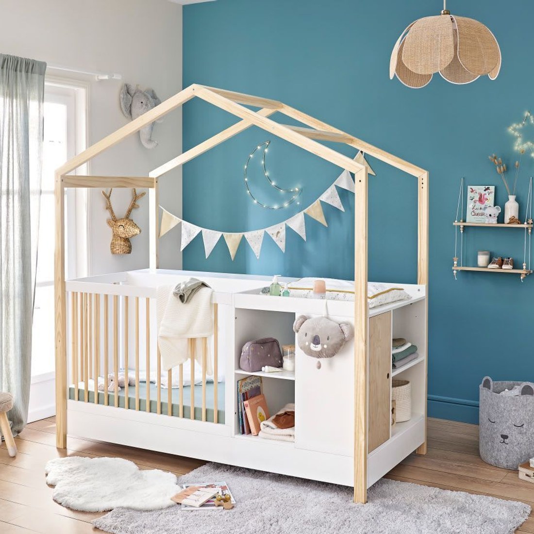 lit bébé combiné évolutif bicolore avec structure maison Alesund dans une chambre d'enfant