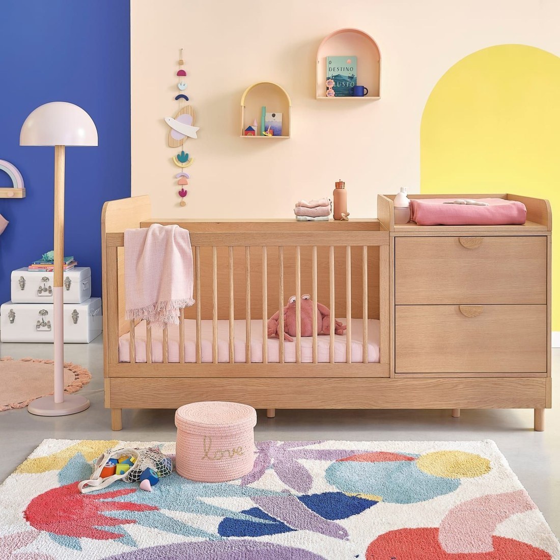 lit bébé évolutif combiné 2 tiroirs Caldera Maisons du Monde dans une chambre d'enfant