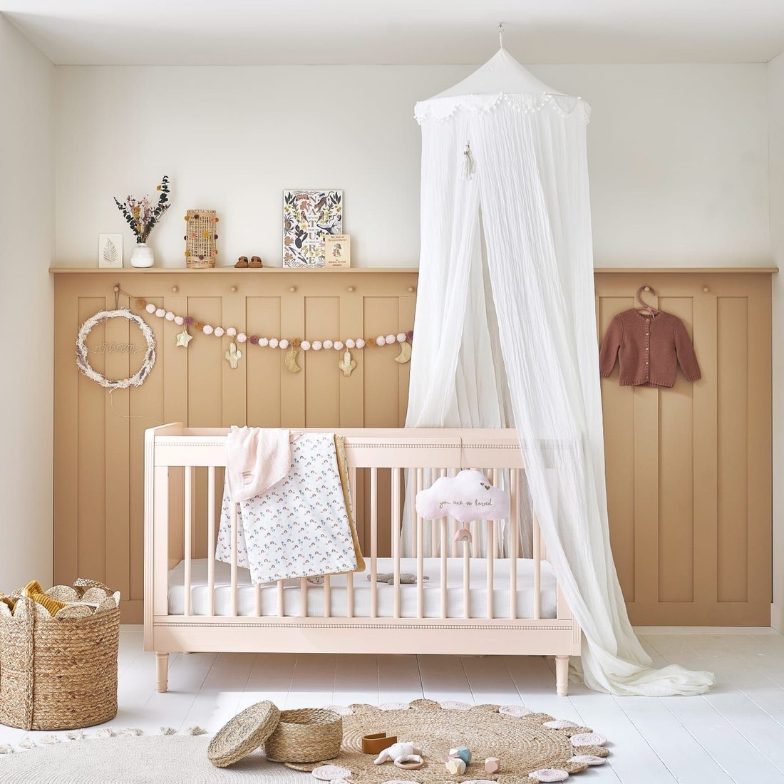 lit bébé évolutif beige rosé Milie Maisons du Monde dans une chambre d'enfant
