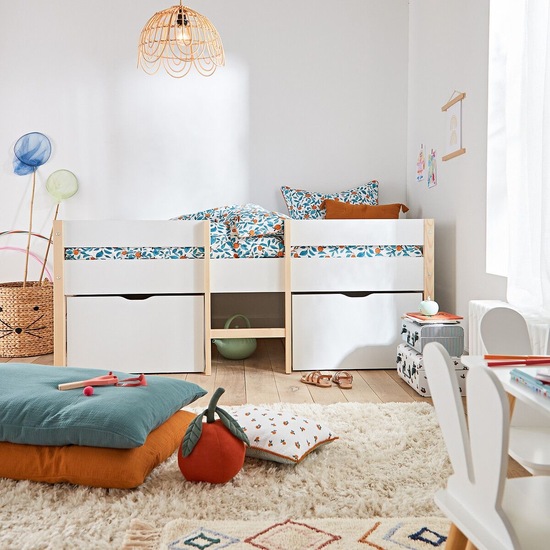 Lit enfant mi-hauteur avec tiroirs Danis en situation dans une chambre