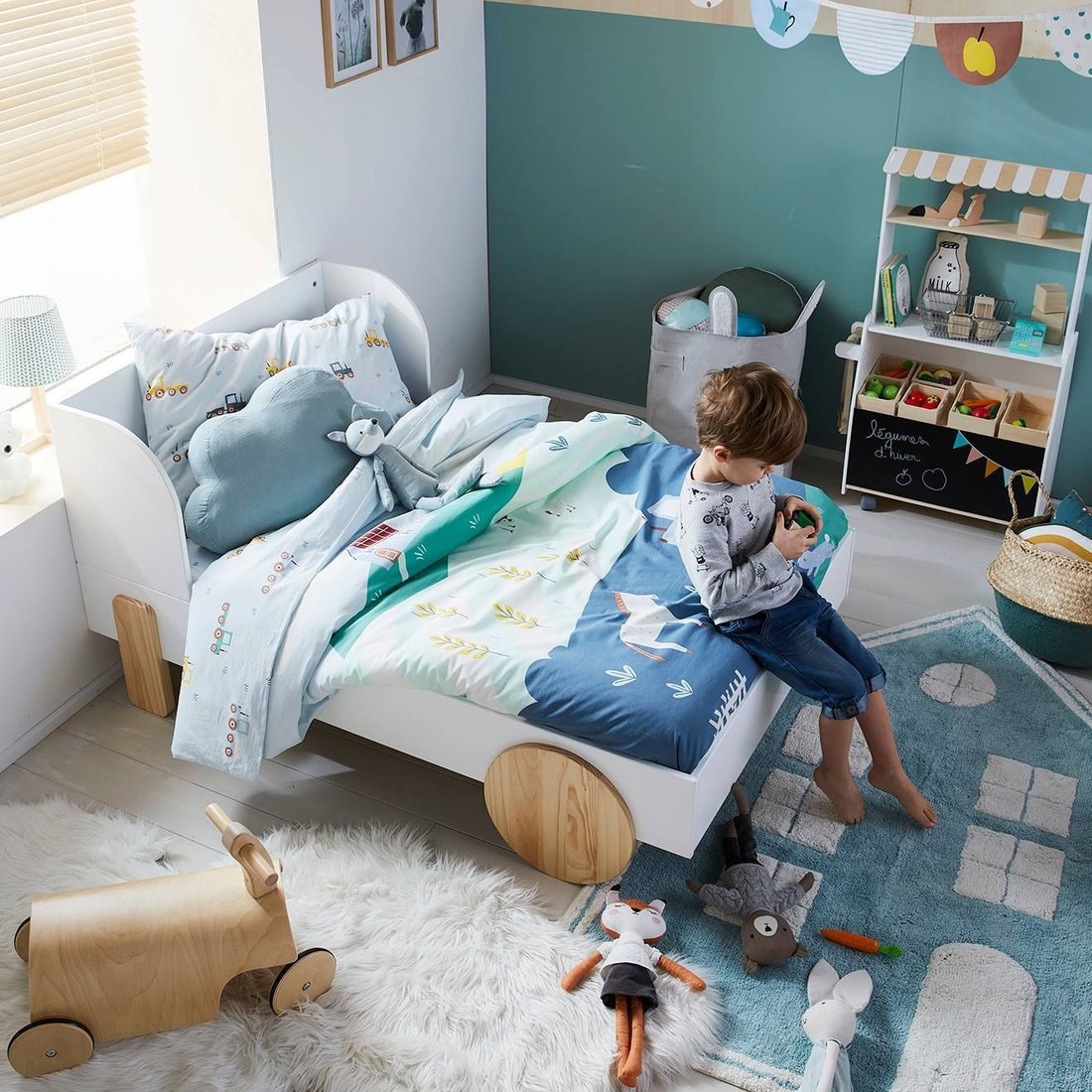 lit évolutif enfant Rollie en bois et roues Vertbaudet dans une chambre d'enfant