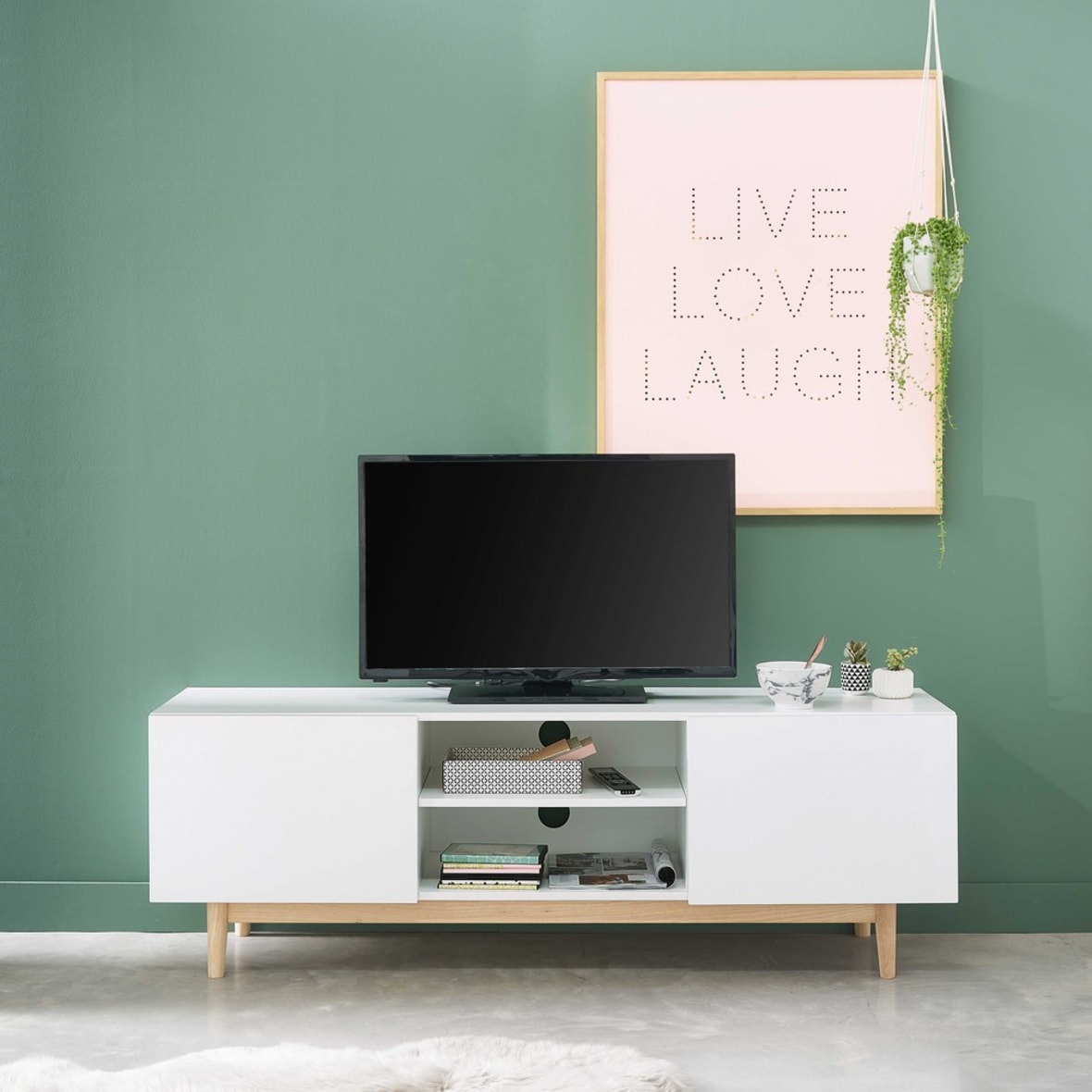 Meuble TV blanc scandinave Artic en ambiance salon vert Maisons du Monde