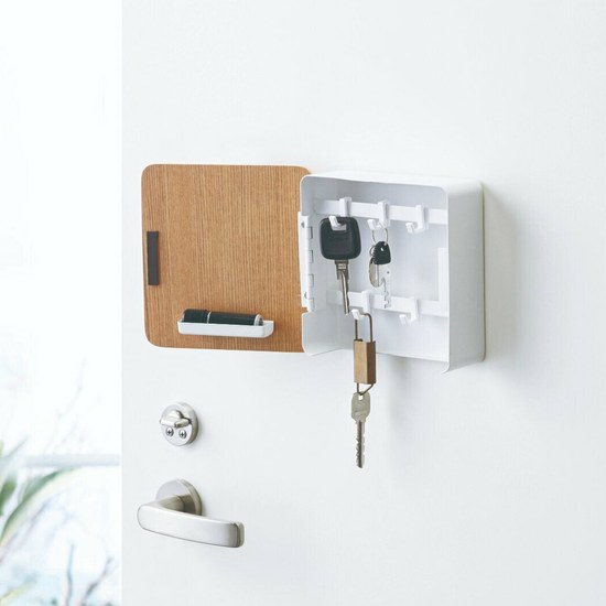 Boîte à clés murale Rin blanc et bois, ouverte au mur près de la porte d'entrée avec ses clés