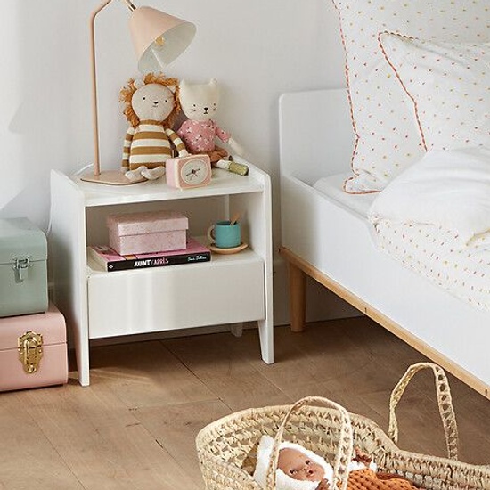 Table de chevet enfant Adil blanche dans une chambre enfant vert d eau