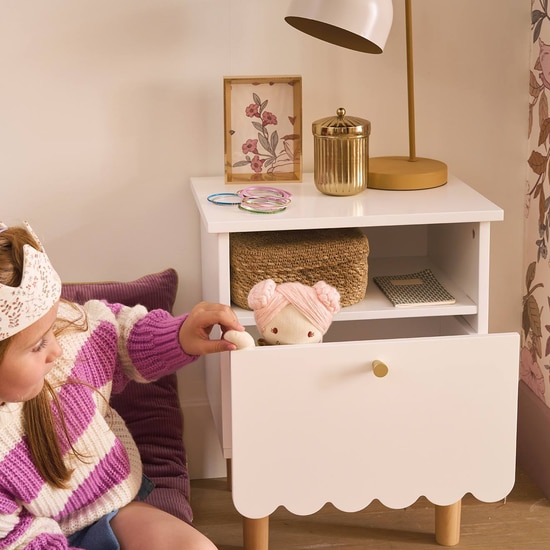 Table de chevet enfant Feston blanche dans une chambre de petite fille