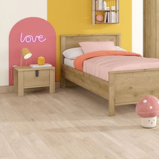Table de chevet enfant Lugano en bois clair dans une chambre enfant