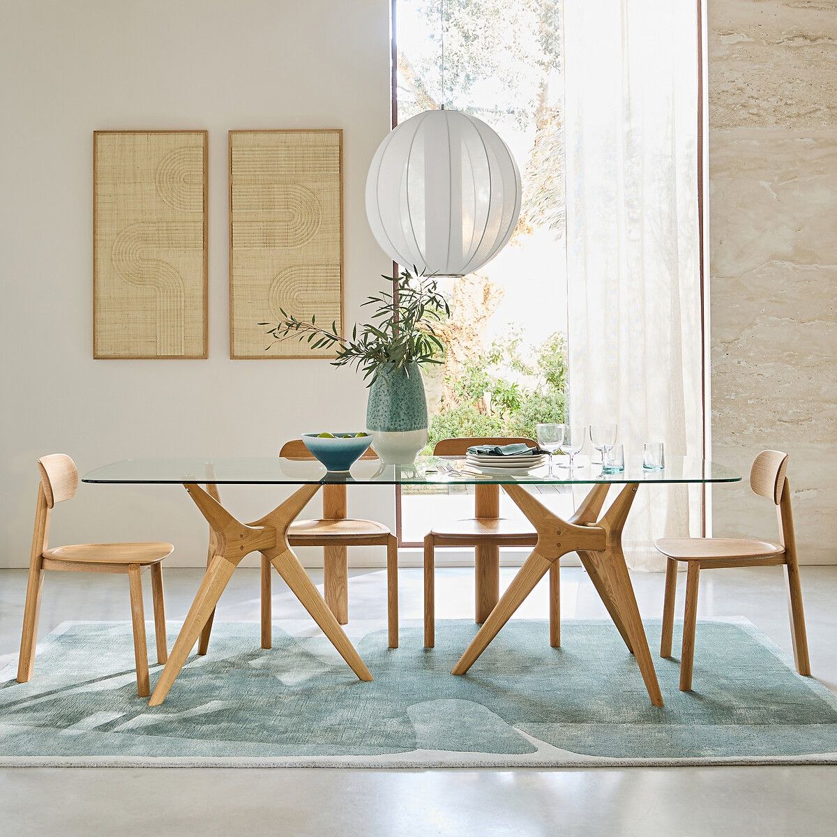 Table en verre Maricielo AM.PM en chêne massif dans une salle à manger lumineuse
