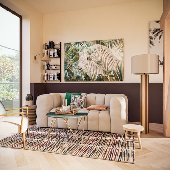 Tapis Moliceiros multicolore Maisons du Monde devant un canapé crème dans un salon lumineux