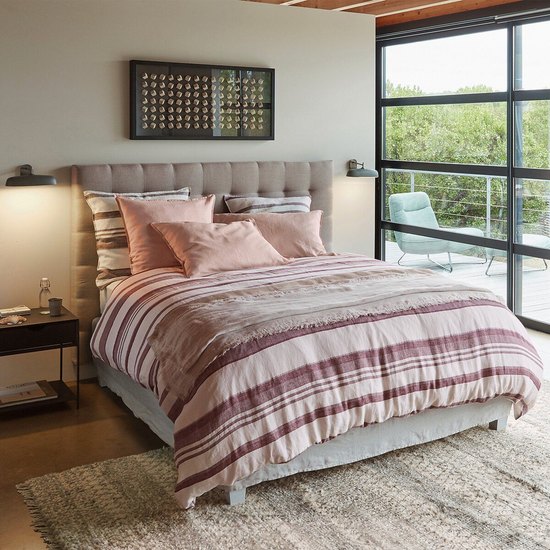 Tête de lit Selve AM.PM capitonnée en lin ficelle dans une chambre