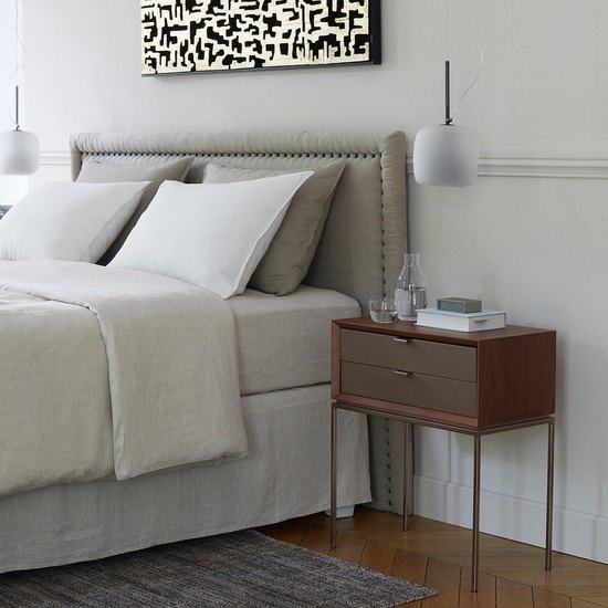 Tête de lit Yliana AM.PM en lin naturel cloutée dans une chambre
